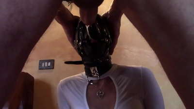 Laura σε τακούνια, μια επιλογή μοντέλων, βίντεο 2021, βαθύ λαρύγγι με πολλαπλά δαχτυλίδια