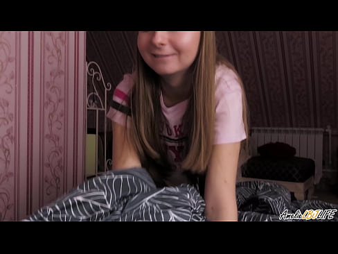 ❤️ Blonde Sucks her Best Friend Deeply και παίρνει σπέρμα στο στόμα της ❌ Απλά πορνό ❤
